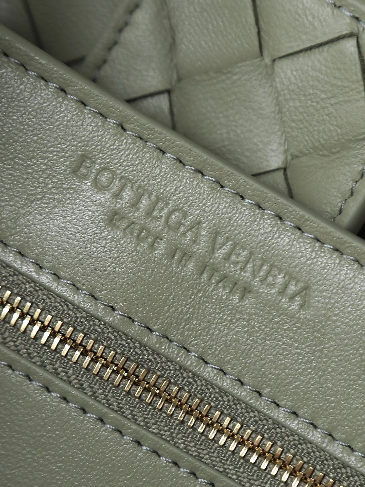 1550. Andiamo is shipping‼ ️Really popular🔥The new Andiamo woven handbag launched by Bottega Veneta this season is really popular all over the world! ! Celebrities at home and abroad have worn it, and Oscar-winning actress Michelle Yeoh has taken it out on the street. Song Jia, Trai Yala, Yu Feihong, Sanji Ayaka, Rosie Hunting-Whiteley, Yoshioka Riho, etc. have all worn this bag. It is classic and versatile and shows off your temperament, and the bag capacity is also large, which is very convenient for daily commuting! ! A variety of carrying methods, the shoulder straps can be adjusted by yourself, the original lambskin feels soft and delicate, and the unisex style breaks gender boundaries and brings a more practical and longer-lasting use experience. Andiamo, which has both elegant and casual styles, perfectly interprets the true appearance of "fashionable old money style". Style number: 766016 Size: 32*24*12